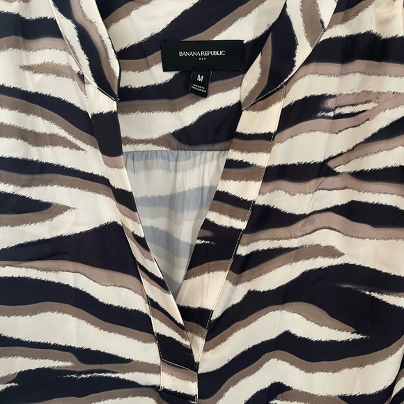 Banana Republic size Medium Women’s Zebra Print Blouse/V-Neck/cream & Black - Picture 8 of 9